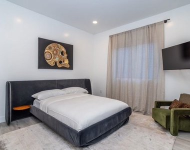 137 N Doheny Drive - Photo Thumbnail 14