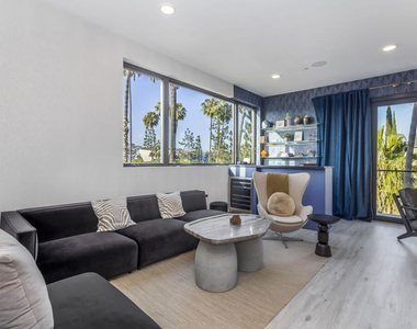137 N Doheny Drive - Photo Thumbnail 3
