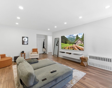 250 N Broadway - Photo Thumbnail 5
