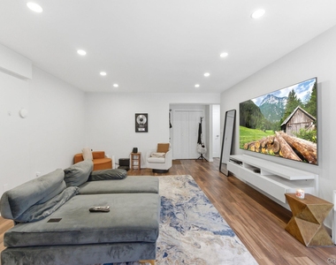 250 N Broadway - Photo Thumbnail 1