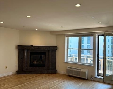 125 E Broadway - Photo Thumbnail 3