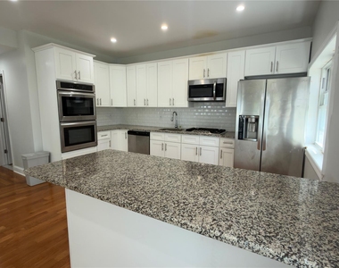 10 Greenwich Avenue - Photo Thumbnail 17
