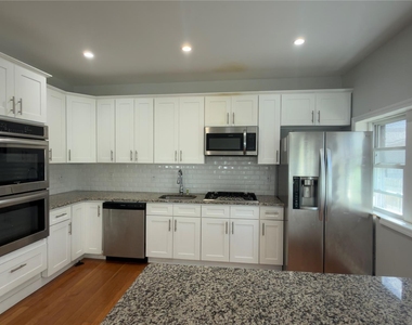 10 Greenwich Avenue - Photo Thumbnail 15