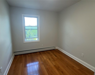 10 Greenwich Avenue - Photo Thumbnail 14
