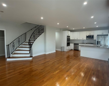 10 Greenwich Avenue - Photo Thumbnail 9