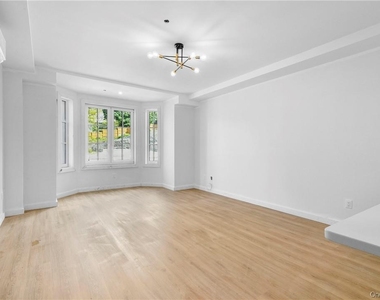 139 Fifth Avenue - Photo Thumbnail 1