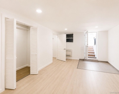 6946 64th Street - Photo Thumbnail 7