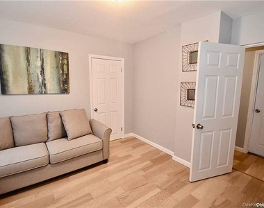 980 Thomas Avenue - Photo Thumbnail 2