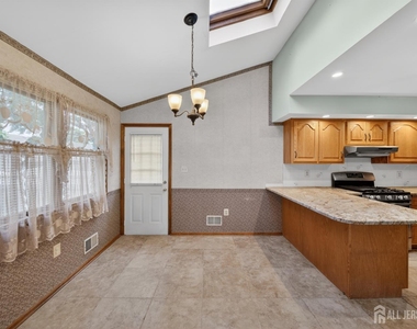 95 Pine Street - Photo Thumbnail 3