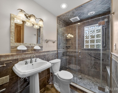 95 Pine Street - Photo Thumbnail 21