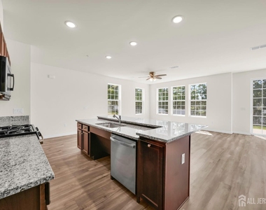 228 Park Lane - Photo Thumbnail 10