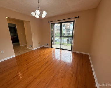 1302 Edison Glen Terrace - Photo Thumbnail 8