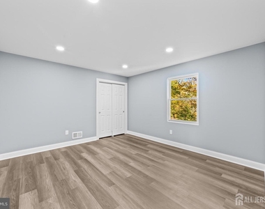 245 William Street - Photo Thumbnail 7