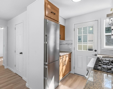 250 Brookside Avenue - Photo Thumbnail 8