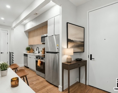 92 Manhattan Avenue - Photo Thumbnail 2