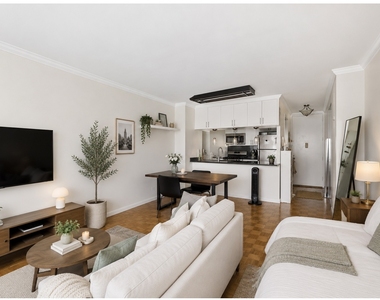 30 W 61st Street - Photo Thumbnail 2