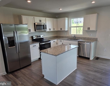 102 Spring Place - Photo Thumbnail 5