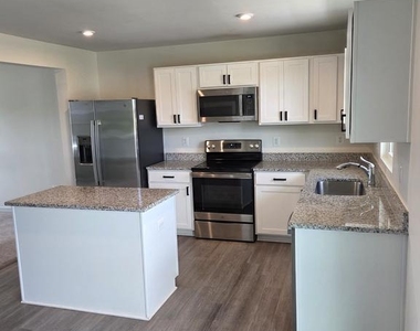 102 Spring Place - Photo Thumbnail 6