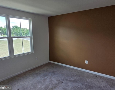 102 Spring Place - Photo Thumbnail 11