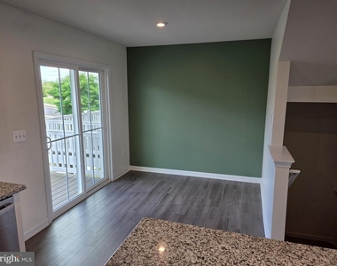 102 Spring Place - Photo Thumbnail 7