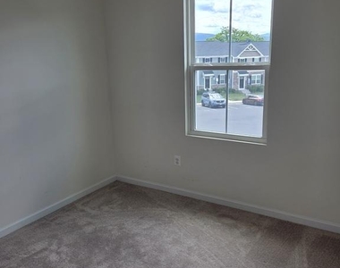 102 Spring Place - Photo Thumbnail 15