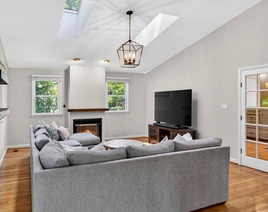 1109 Hillcrest Drive Sw - Photo Thumbnail 3