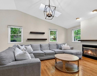 1109 Hillcrest Drive Sw - Photo Thumbnail 2