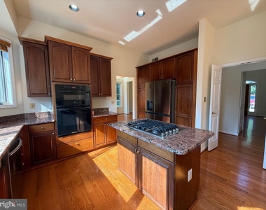 10006 Manor Place - Photo Thumbnail 2
