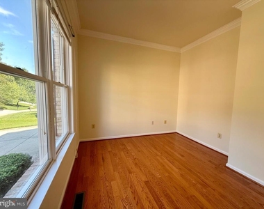 10006 Manor Place - Photo Thumbnail 9