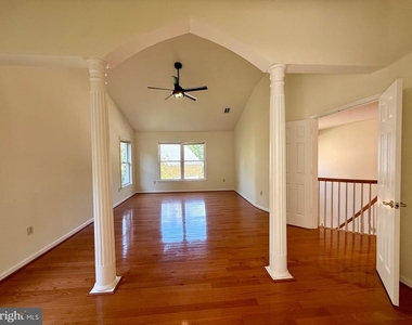 10006 Manor Place - Photo Thumbnail 3