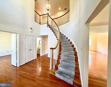 10006 Manor Place - Photo Thumbnail 1