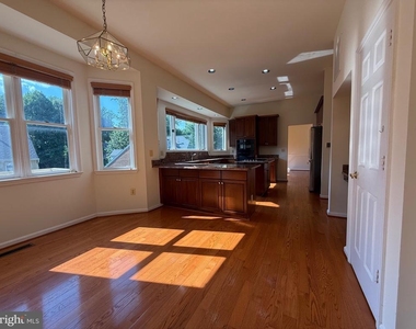 10006 Manor Place - Photo Thumbnail 18