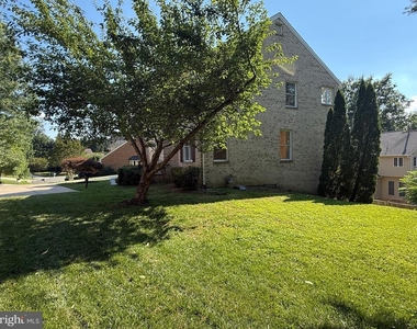 10006 Manor Place - Photo Thumbnail 7