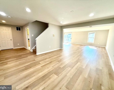 10006 Manor Place - Photo Thumbnail 5