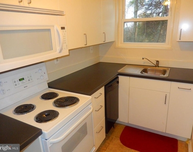 3045 Patrick Henry Drive - Photo Thumbnail 4