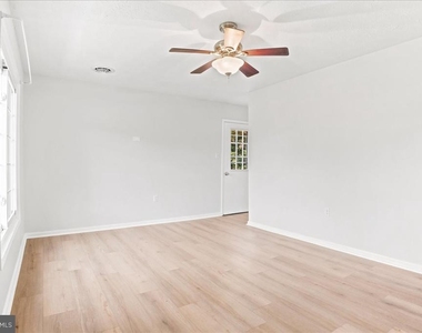 102 Linwood Court - Photo Thumbnail 8