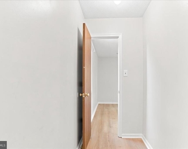 102 Linwood Court - Photo Thumbnail 18