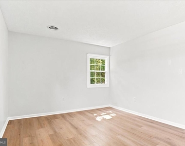 102 Linwood Court - Photo Thumbnail 21