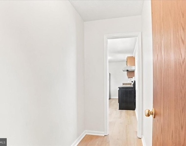 102 Linwood Court - Photo Thumbnail 20