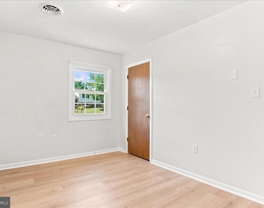102 Linwood Court - Photo Thumbnail 34