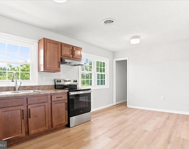 102 Linwood Court - Photo Thumbnail 16