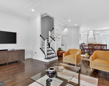 619 E Custis Avenue - Photo Thumbnail 5
