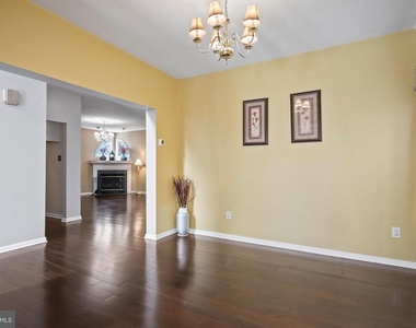 929 N York Drive - Photo Thumbnail 5