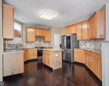 929 N York Drive - Photo Thumbnail 9