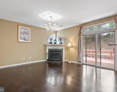 929 N York Drive - Photo Thumbnail 7