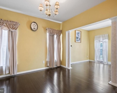929 N York Drive - Photo Thumbnail 6