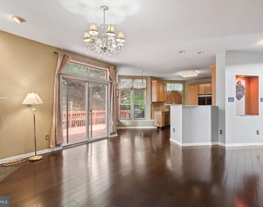 929 N York Drive - Photo Thumbnail 8