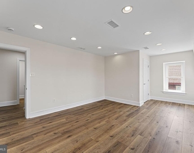 116 E King Street - Photo Thumbnail 17