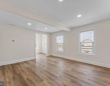 116 E King Street - Photo Thumbnail 5