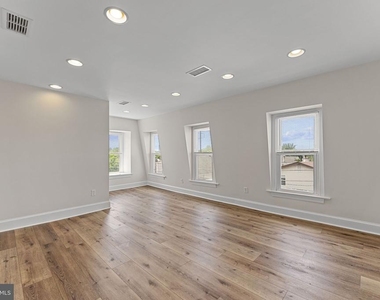 116 E King Street - Photo Thumbnail 16
